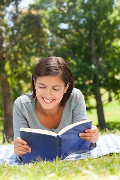 公園で本を読んでいる女性