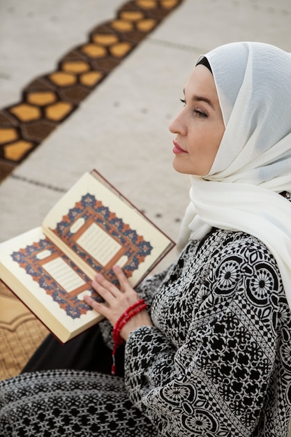 Photo woman reading book side view