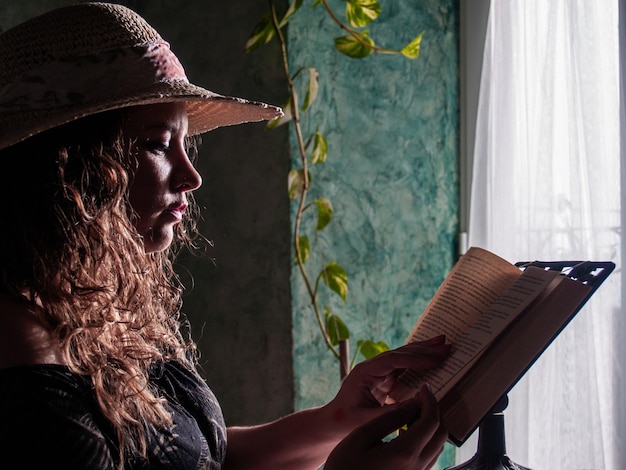 Photo woman reading book on table at home