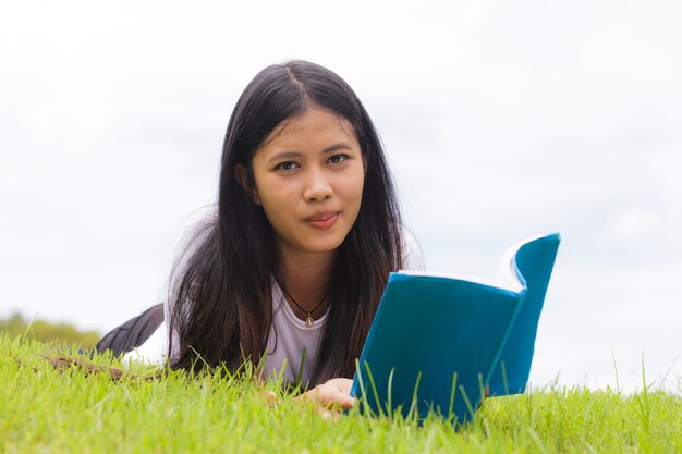 女性が本を読む