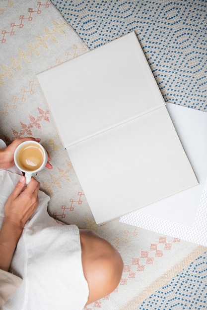 Photo woman reading a book