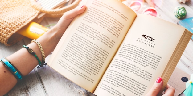 Женщина читает книгу
