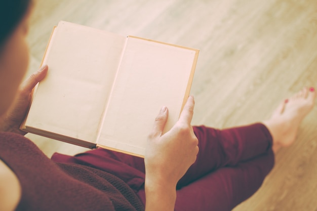 Foto donna che legge il libro