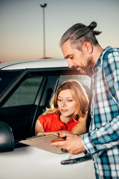 Foto accordo di noleggio auto lettura donna