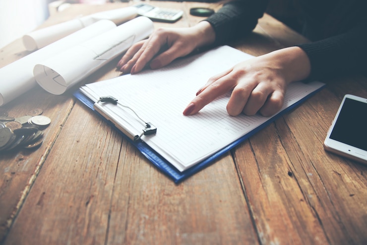 Photo woman reading document on a clipboard