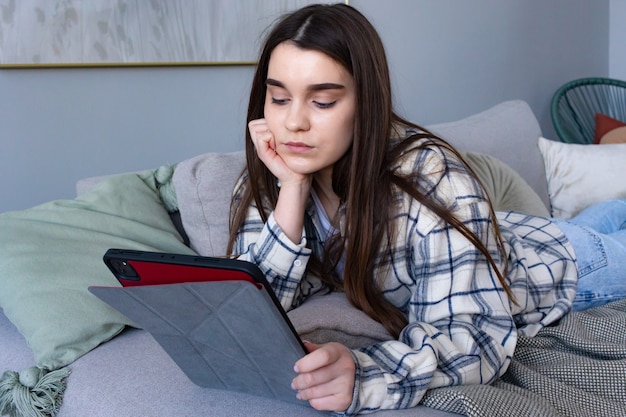 Donna che legge dal tablet