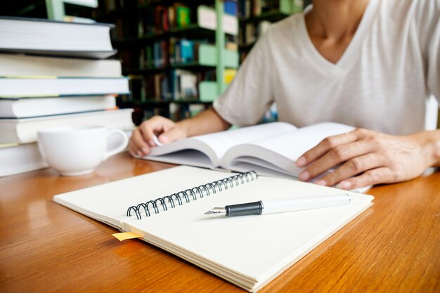 写真 女性が図書館で読む