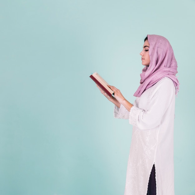 Фото Женщина, читающая в quran