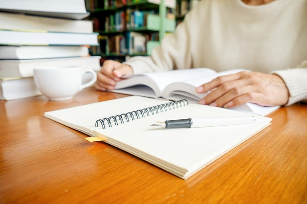 女性が図書館で読む