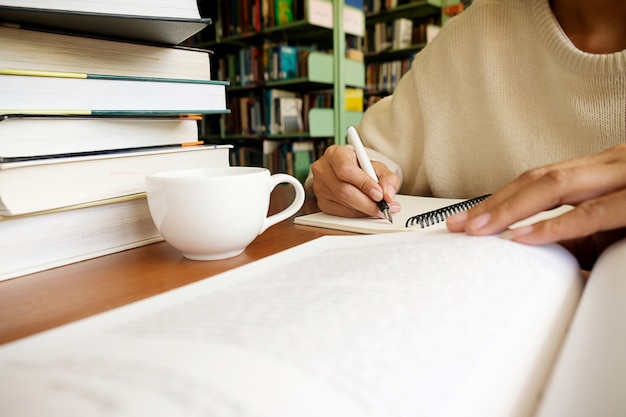 Photo woman reading in a library