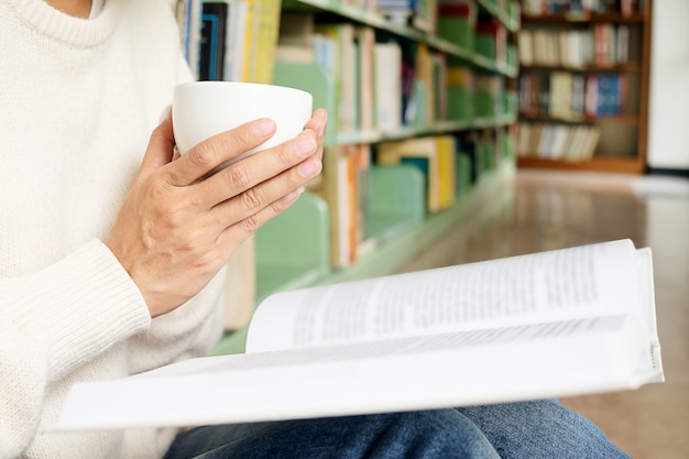 女性が図書館で読む