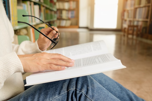 女性が図書館で読む