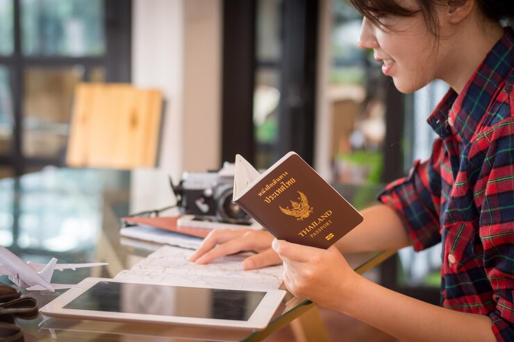 Photo woman reading map with passport at home