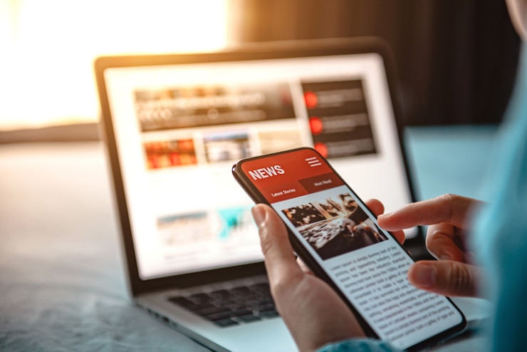 Photo woman reading news in a mobile phone
