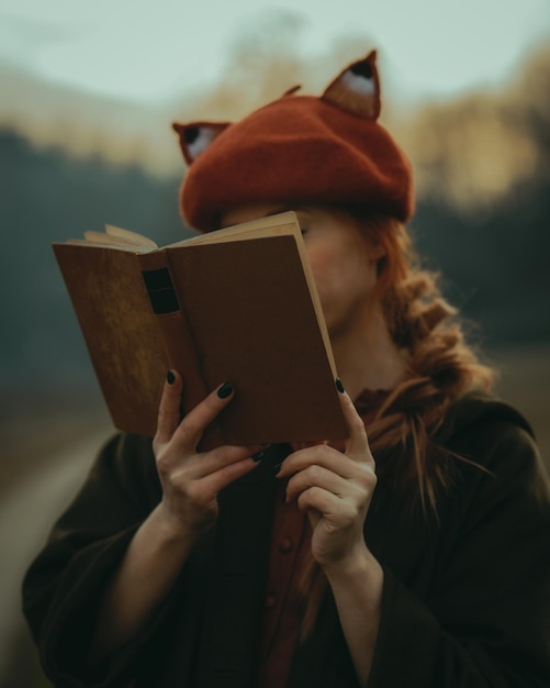 Photo woman reading an old book