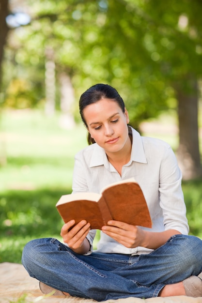 公園で読書をする女性