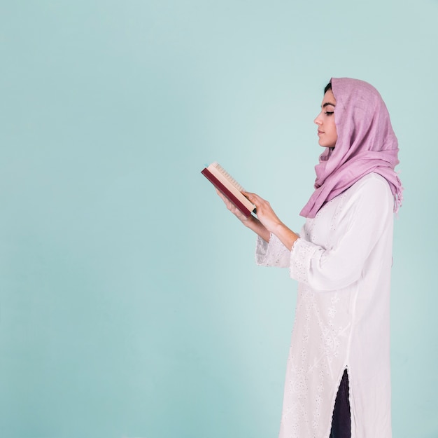 Photo woman reading in quran