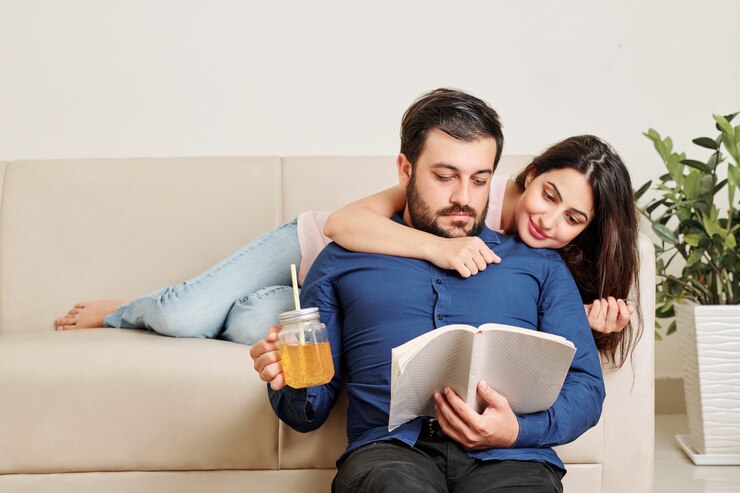 Photo woman reading with boyfriend