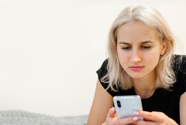 The woman reads bad news on the phone Social networks