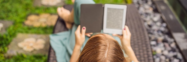 女性は庭のバナーの長尺フォーマットでデッキチェアで電子ブックを読む