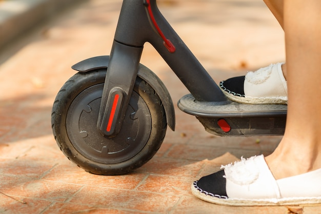 Foto donna pronta a scoprire il giro in scooter elettrico.