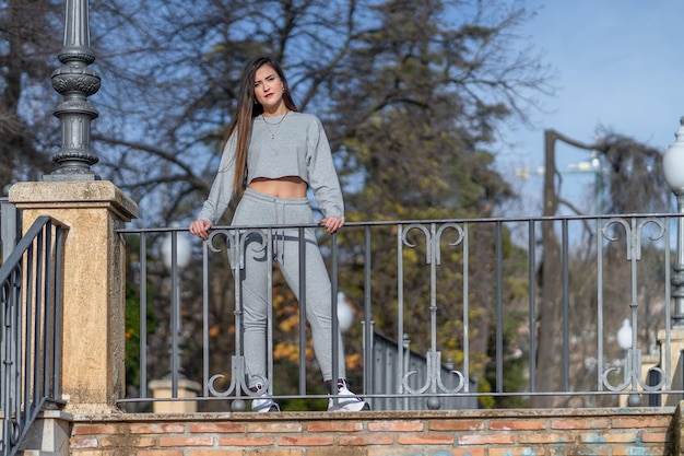 Foto donna pronta per lo sport bella giovane donna in abbigliamento sportivo