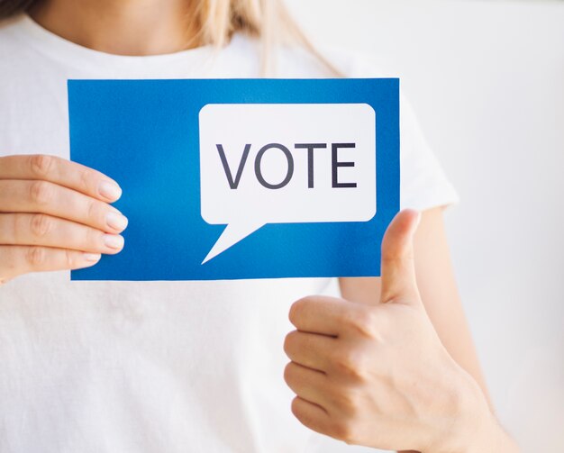 Photo woman ready to vote close-up