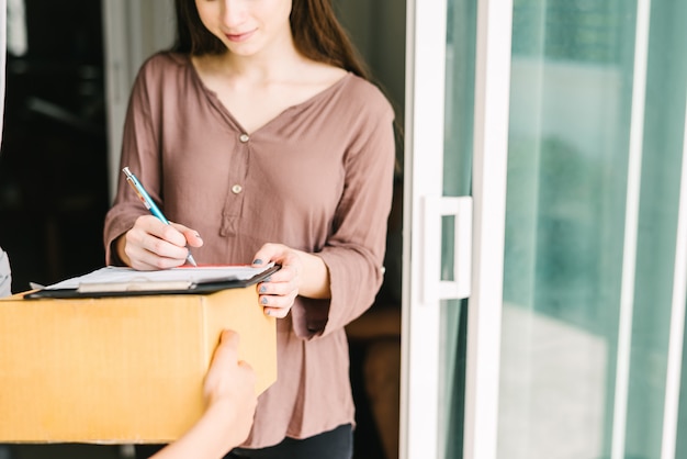 配達人から女性が荷物を受け取った