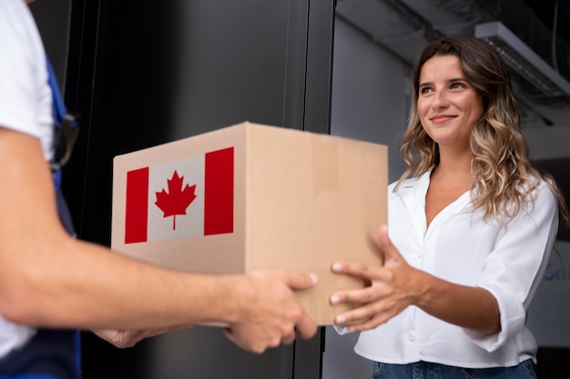 Foto ricevente della donna il suo pacco con la bandiera canadese