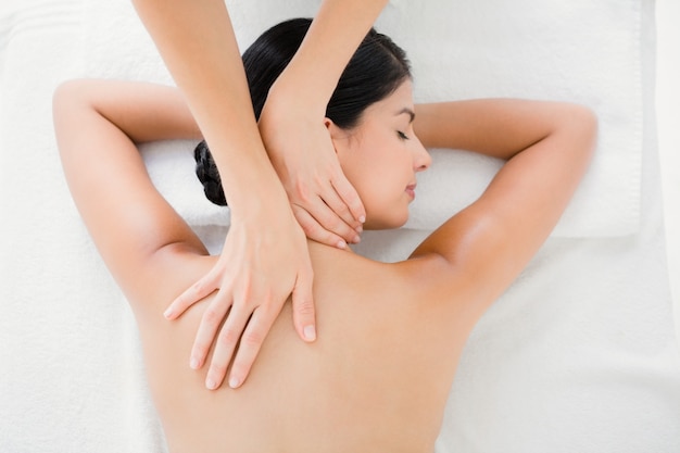 Photo woman receiving a back massage