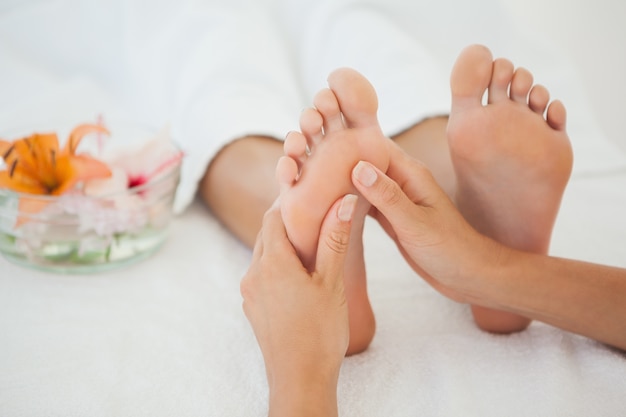 Donna che riceve un massaggio ai piedi