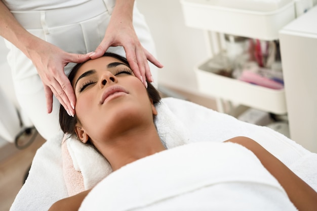 Foto donna che riceve massaggio capo nel centro benessere spa.