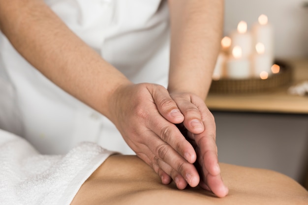 Photo woman receiving massage in spa center