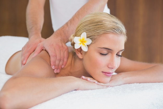 Foto donna che riceve massaggio alla spalla al centro benessere