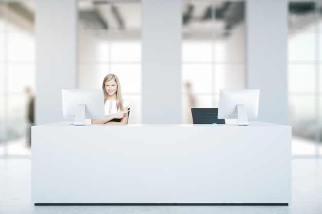 Photo woman at reception desk