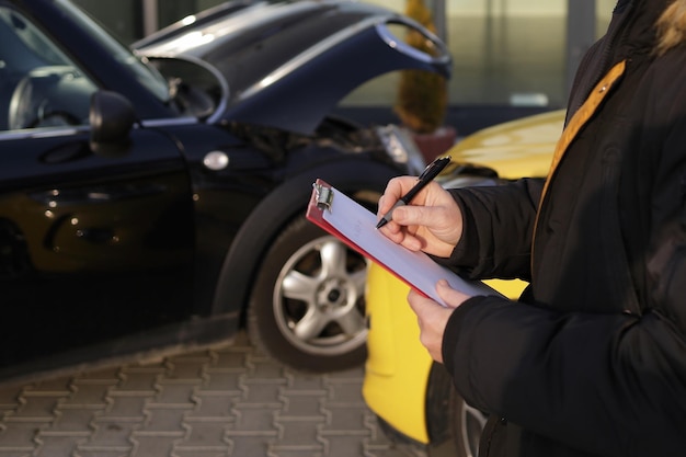 Photo woman recording a car accident between a black and a yellow car