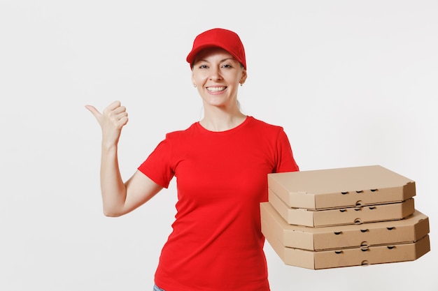 Donna in berretto rosso, t-shirt che dà scatole per pizza ordine cibo isolati su sfondo bianco. pizzaiolo femminile che lavora come corriere o rivenditore in possesso di pizza italiana in flatbox di cartone. concetto di servizio di consegna.