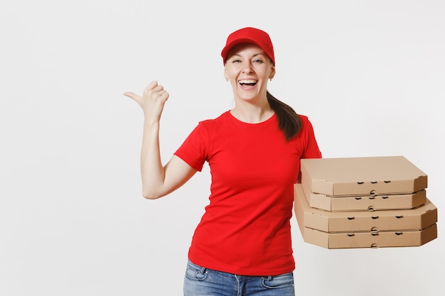 Donna in berretto rosso, t-shirt che dà scatole per pizza ordine cibo isolati su sfondo bianco. pizzaiolo femminile che lavora come corriere o rivenditore in possesso di pizza italiana in flatbox di cartone. concetto di servizio di consegna.