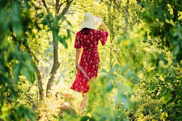 Donna in abito rosso godendo della natura terapia della natura ecoterapia pratica di essere nella natura per aumentare