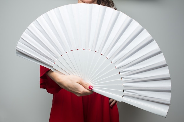 Foto donna in abito rosso con ventaglio di carta flamenco