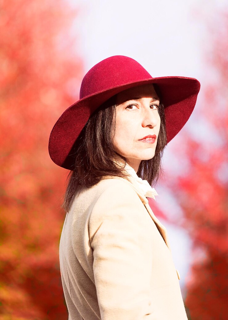 Photo 穿紅帽子的女人在秋天的公園三