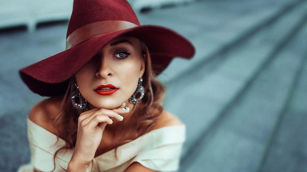 Photo a woman in a red hat with a red band around her neck