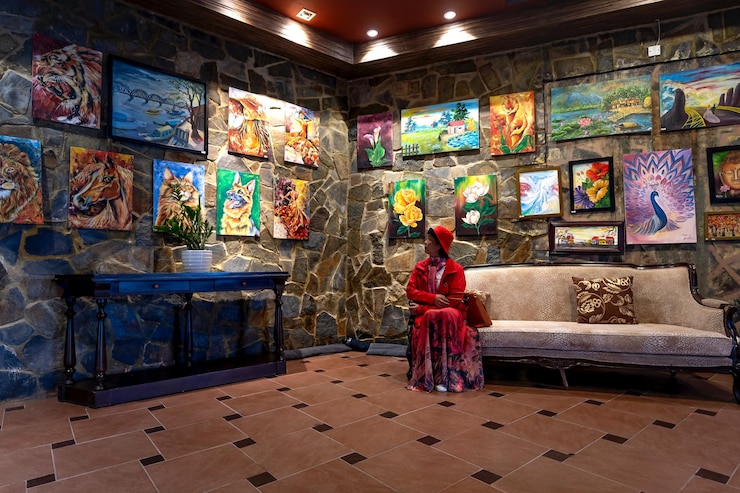 Photo a woman in red jacket sitting on the couch photo