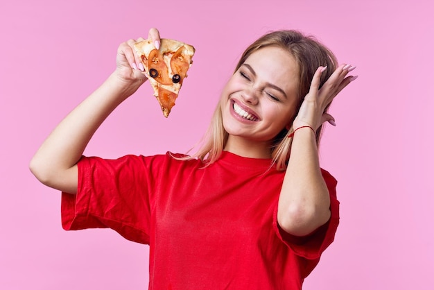 Foto donna in maglietta rossa fast food snack sfondo rosa