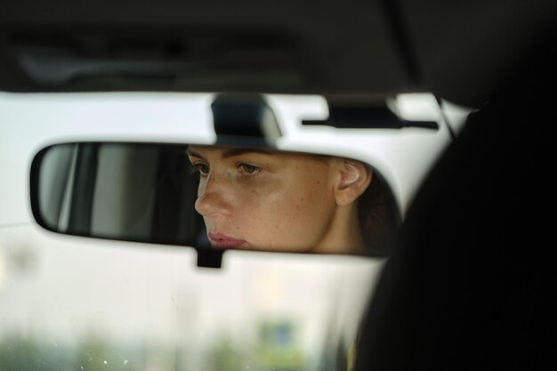 사진 차 의 뒷 시야 거울 에 반사 되는 여자