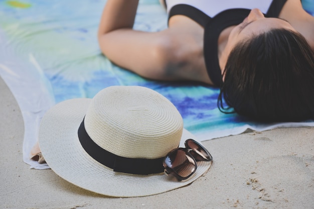 Photo woman relax on the beach