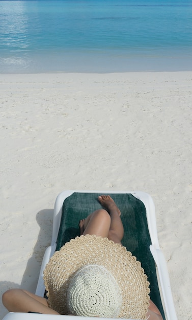 열 대 해변에서 휴식에 여자