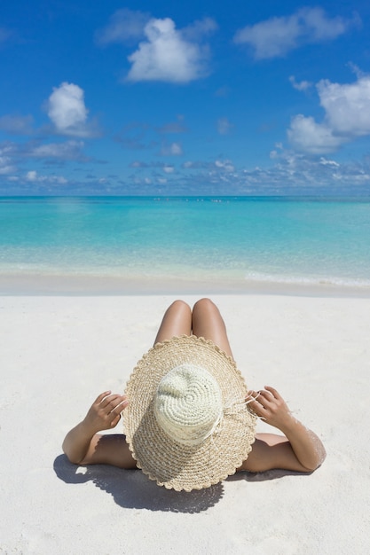 Женщина в расслаблении на тропическом пляже