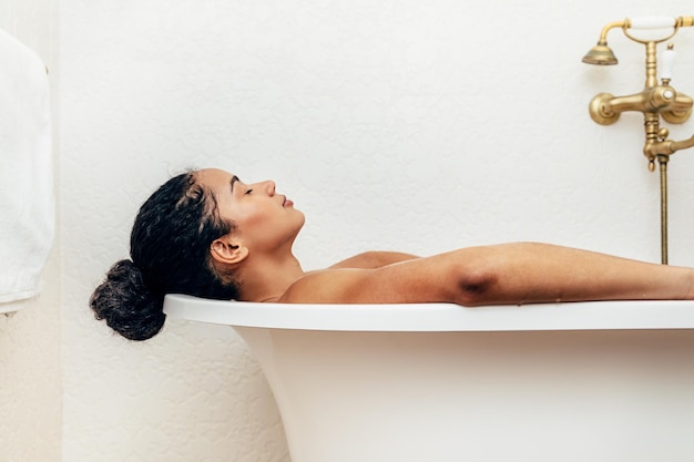 Photo woman relaxing in bathtub at bathroom