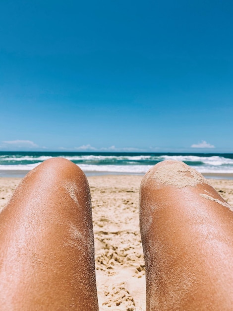 Foto donna che si rilassa in spiaggia